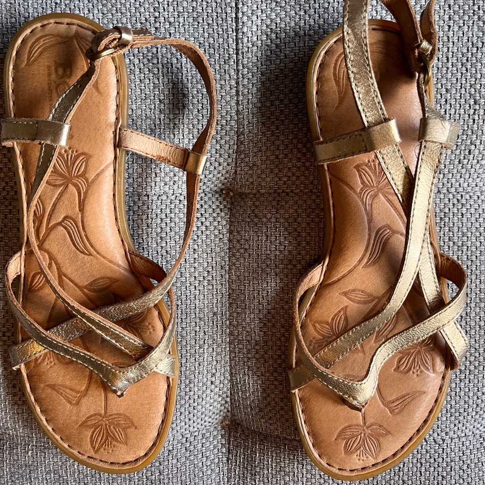 Women's gold leather Born sandals size 6, thongs
